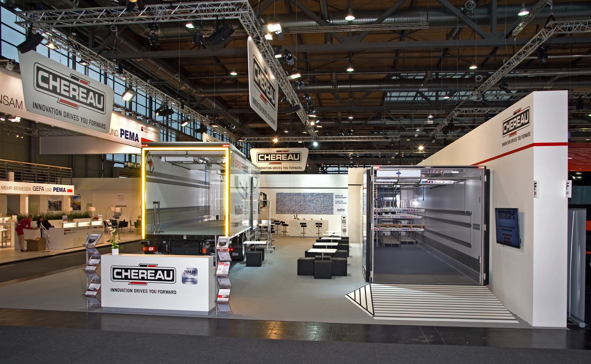 Stand industriel avec une semi-remorque exposée, conçu par The Stand Experts pour Chéreau
