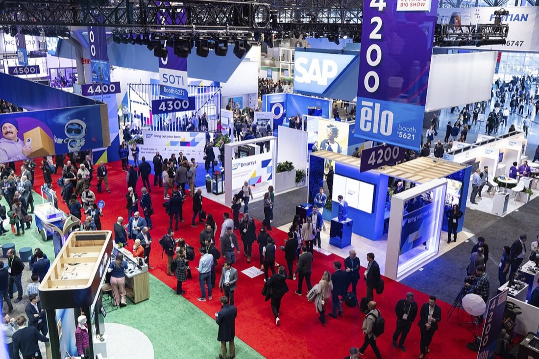 Vue des allees du NRF Big Show au Javits Center de New York