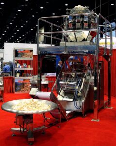 Machine d'emballage exposee sur un stand au Pack Expo de Chicago