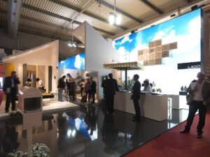 Stand d'exposant au Salone del Mobile de Milan