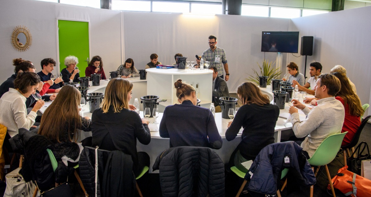 Degustation lors du salon Vinitech-Sifel a Bordeaux